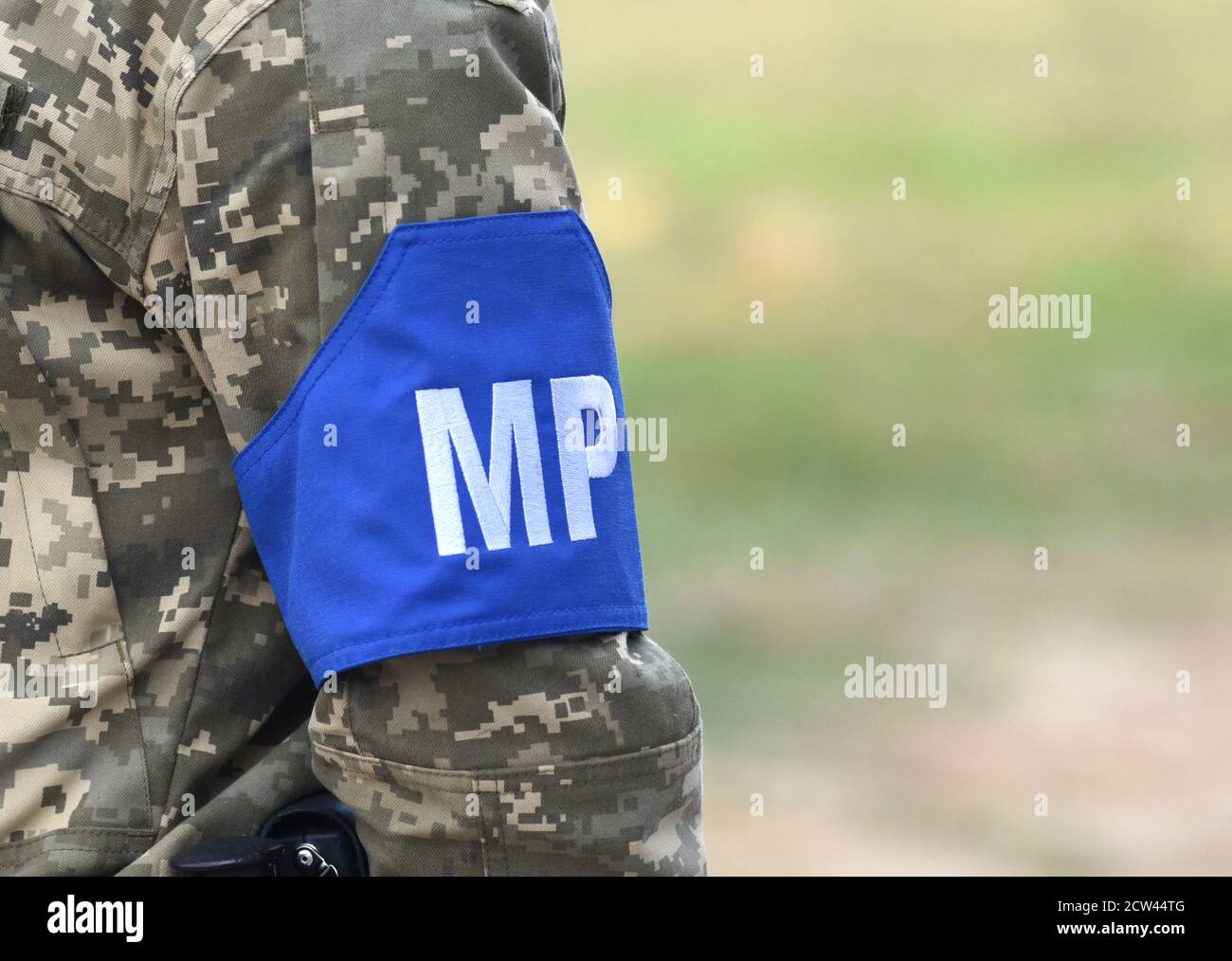 Segno MP (polizia militare) sul braccio dei soldati Foto Stock