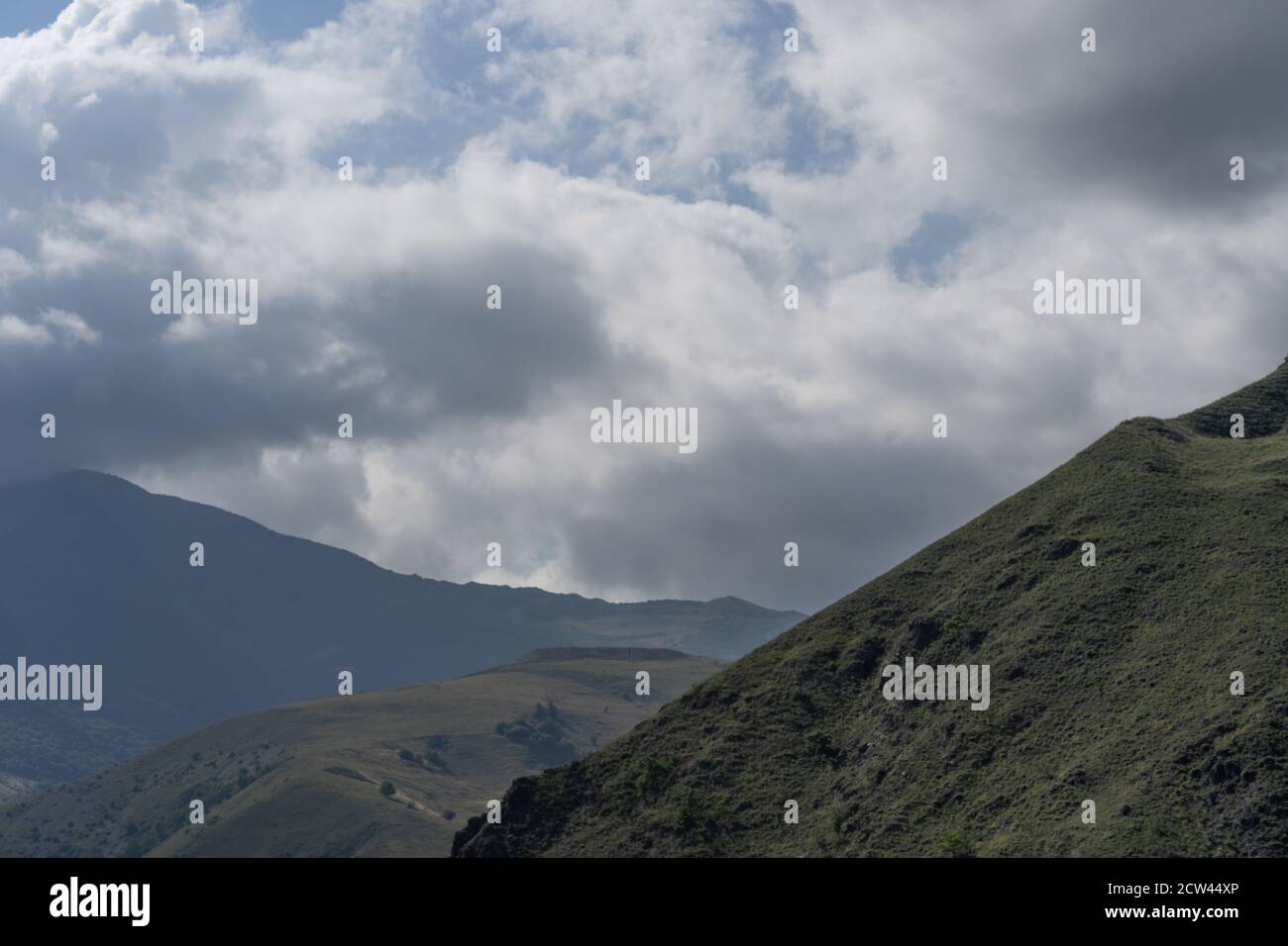 Cime di montagna contro cielo nuvoloso. Picchi di magnifiche rocce situate contro il cielo nuvoloso e luminoso Foto Stock