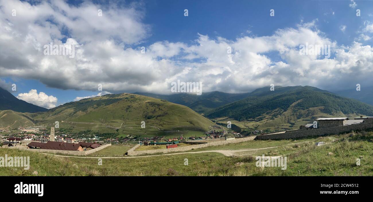 Cime di montagna contro cielo nuvoloso. Picchi di magnifiche rocce situate contro il cielo nuvoloso e luminoso Foto Stock