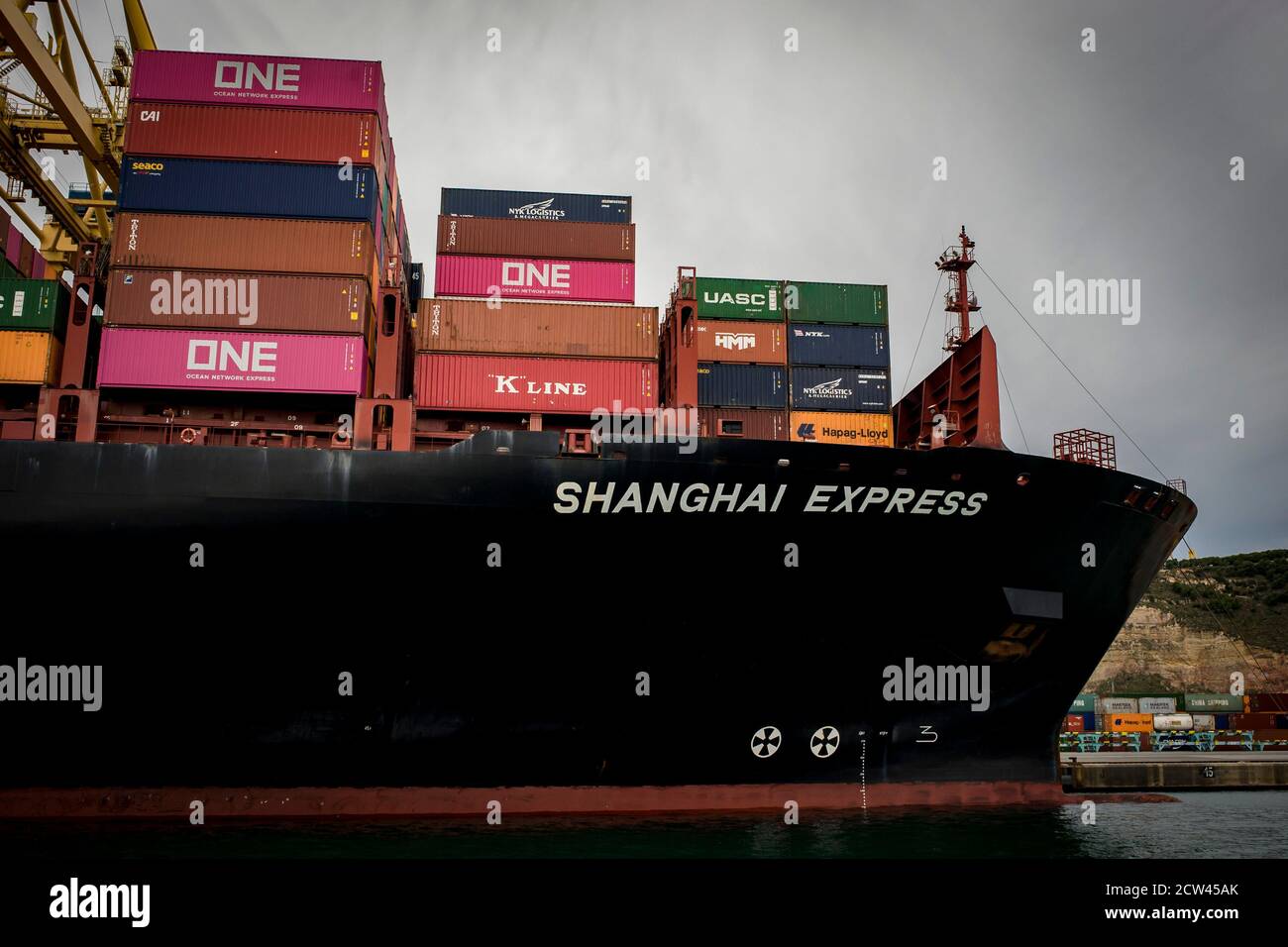 La nave container Shanghai Express attraccata a Port Vell a Barcellona, Catalogna, Spagna Foto Stock