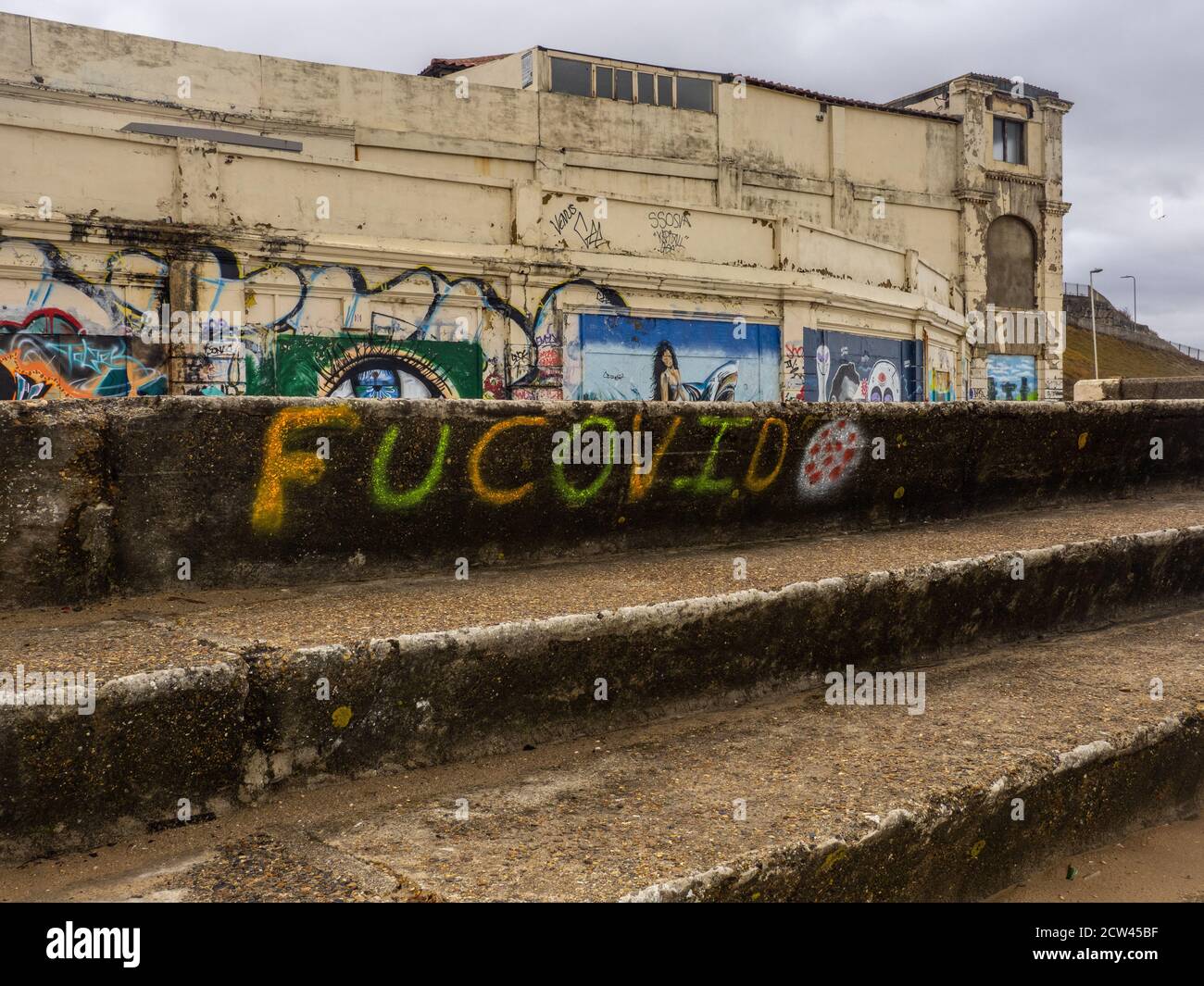 COVID graffiti su una parete di mare a Margate. Foto Stock