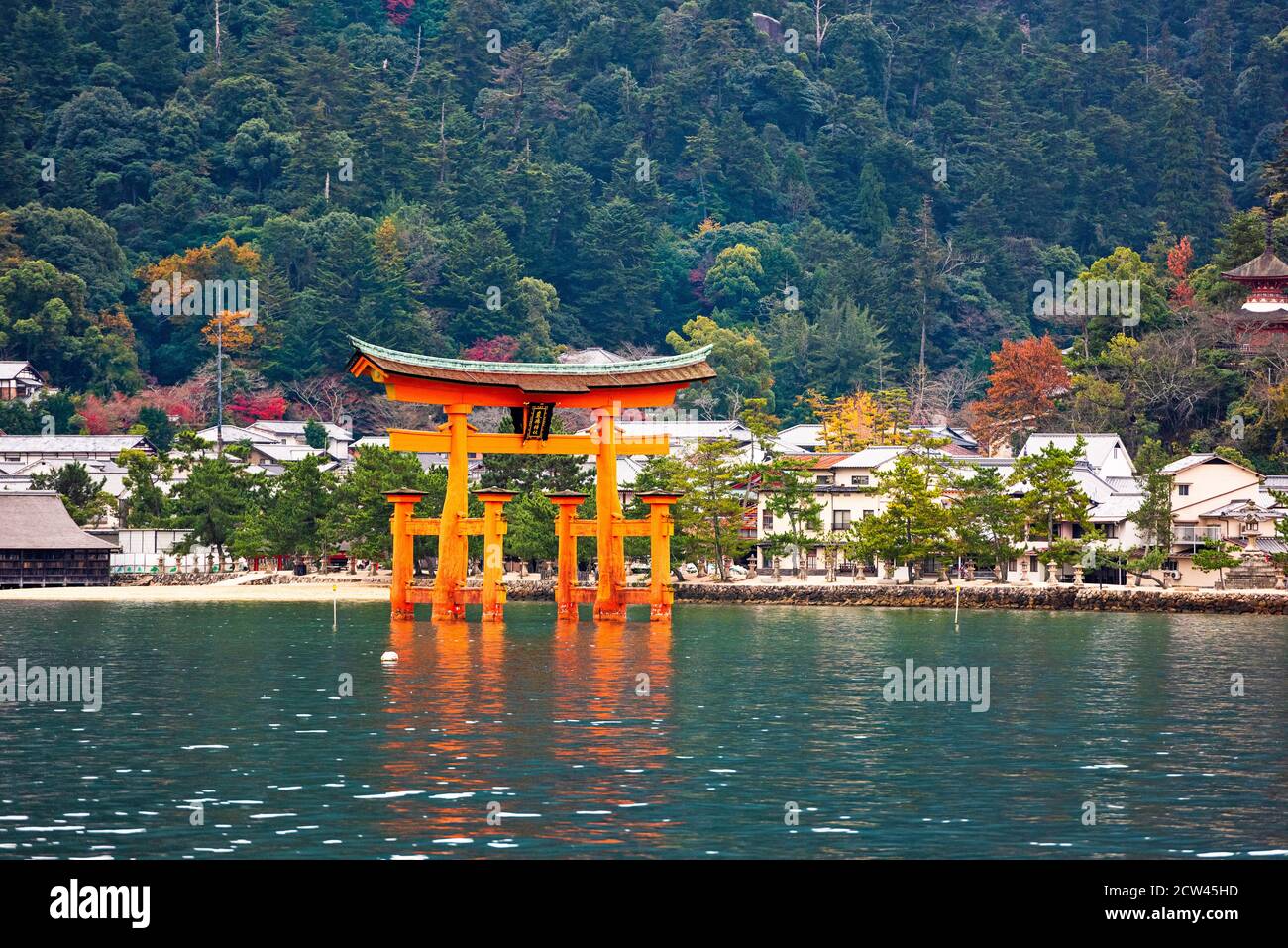 Il Santuario di Itsukushima porta di Otorii dall'acqua all'Isola di Miyajima, Hiroshima, Giappone. (Il segno dice: Santuario di Itsukushima) Foto Stock