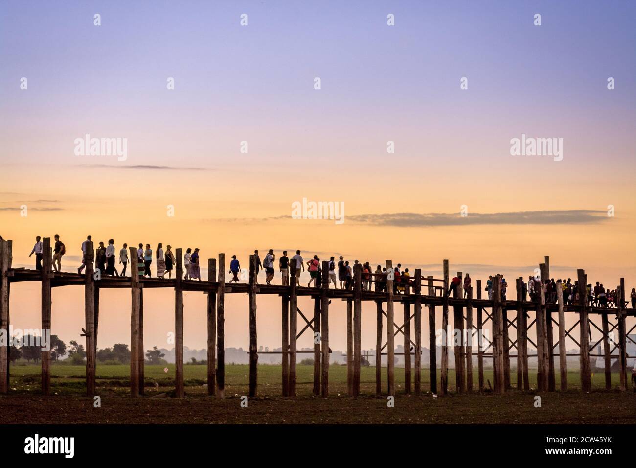 Amarapura, Mandalay, Myanmar - Ponte di U Bein, il più antico e più lungo ponte di legno di teak del mondo. Attraversamento che attraversa il lago Taungthaman. Foto Stock