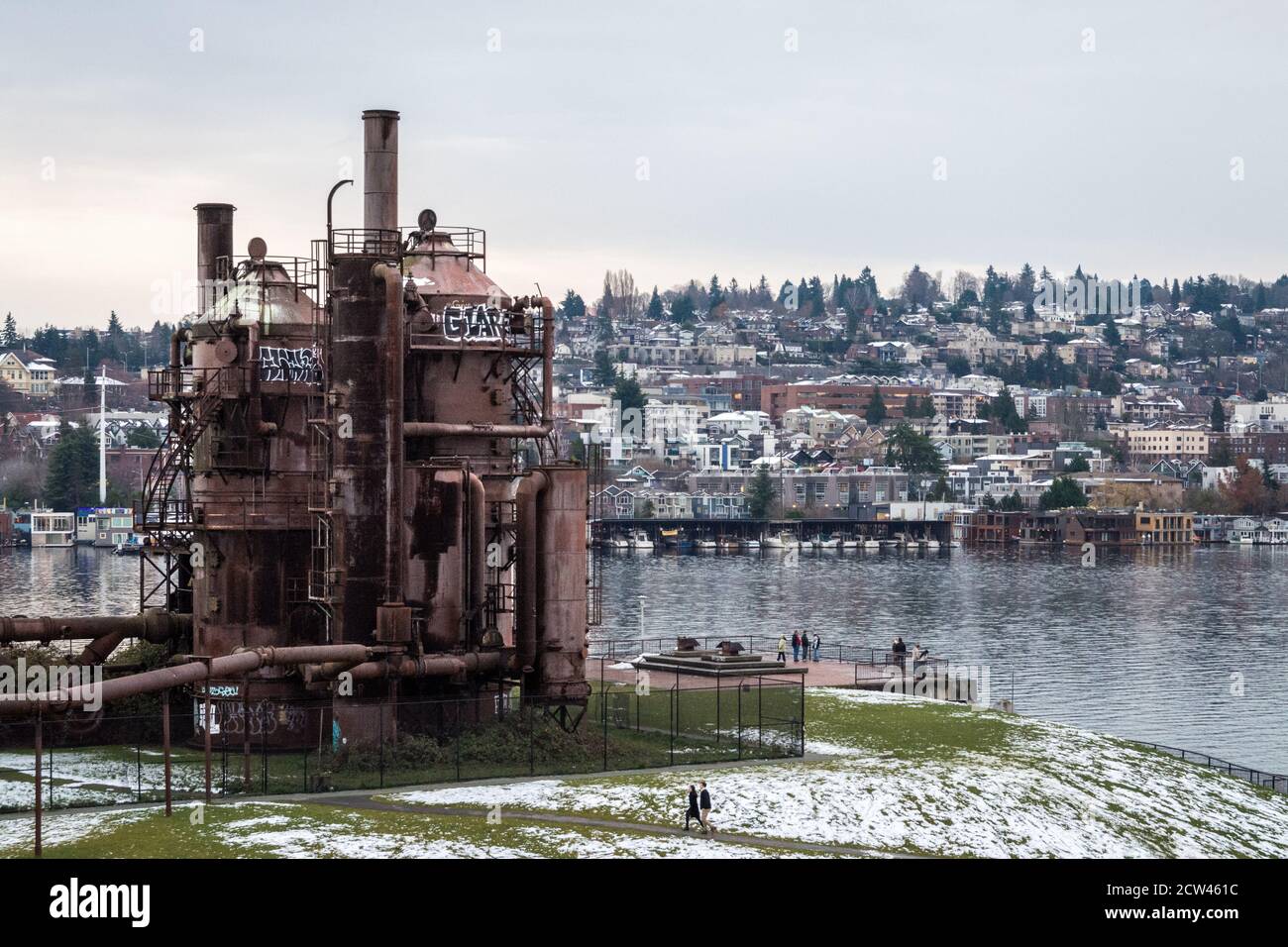 Seattle, Washington, Stati Uniti - gas Works Park coperto di neve. Un parco pubblico sull'ex stabilimento di gassificazione della Seattle gas Light Company. Foto Stock