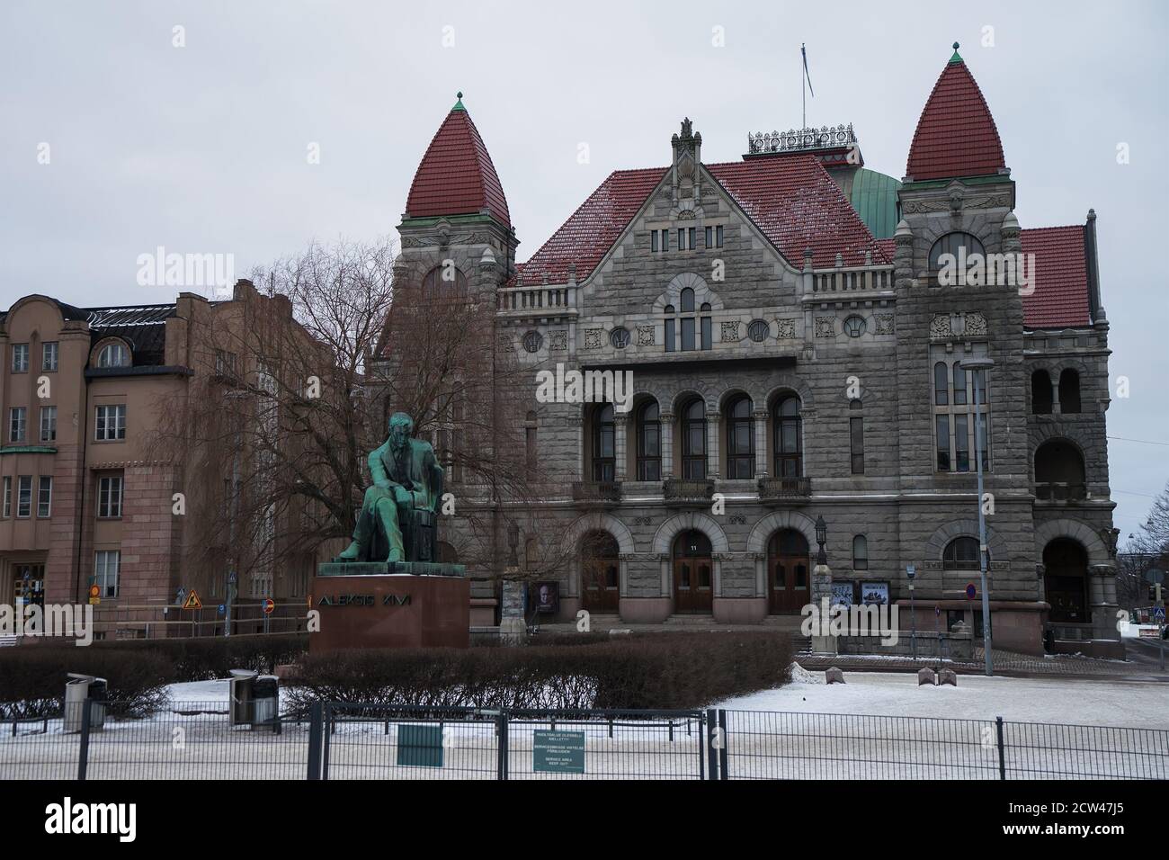 Teatro Nazionale Finlandese e Memoriale Aleksis Kivi in serata invernale, Helsinki, Finlandia. Foto Stock