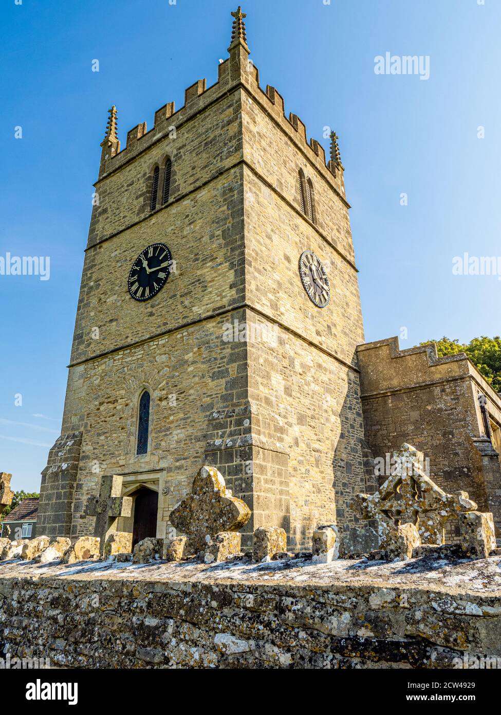 Chiesa di San Giovanni Battista sulla collina a Old Sodbury sulla Cotswold Way in Gloucestershire UK Foto Stock
