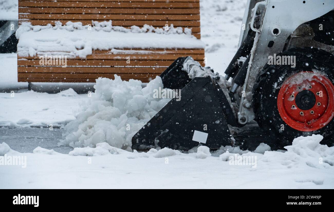 La spazzaneve rimuove la neve dal marciapiede Foto Stock