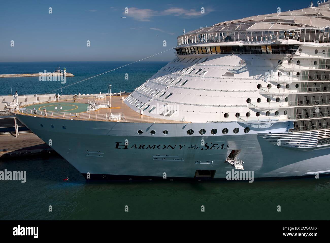 Barcellona, Spagna - 7 giugno 2016: La più recente nave dei Caraibi reali, l'armonia dei mari, nel porto di Barcellona e salpare per il Mediterraneo. Foto Stock