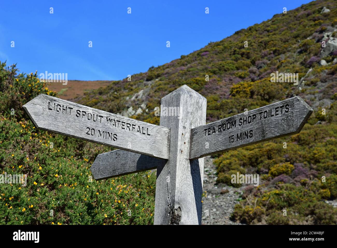 Cartello con la scritta Light Spout Waterfall and Visitor Center, presso Carding Mill Valley, Church Stretton, Shropshire, UK Foto Stock