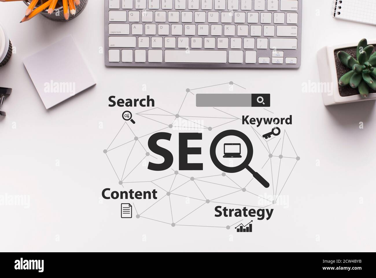 Schema di ottimizzazione SEO su sfondo scrivania ufficio bianco, collage, vista dall'alto Foto Stock