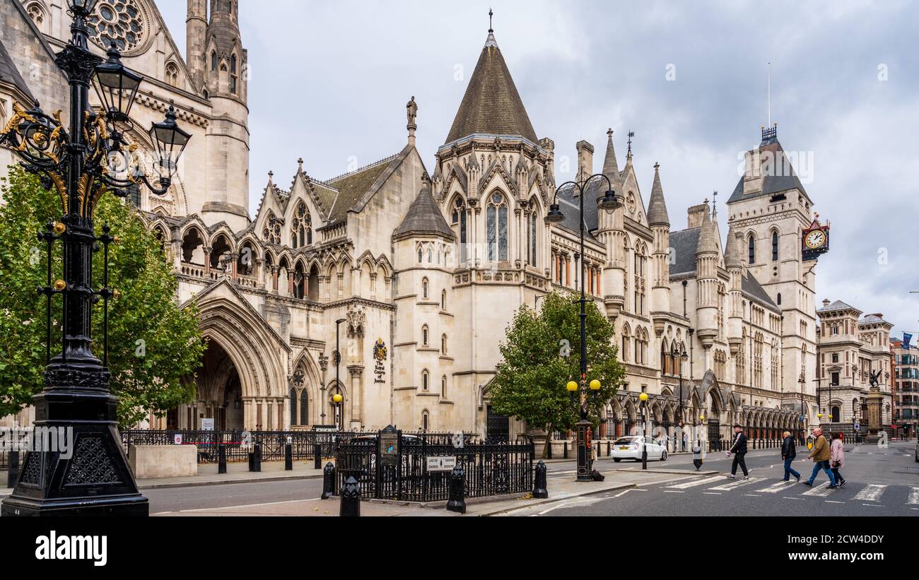 Le corti reali di giustizia, comunemente denominate le corti di legge, sullo Strand, centro di Londra. Case High Court e Corte d'appello di Inghilterra e Galles. Foto Stock