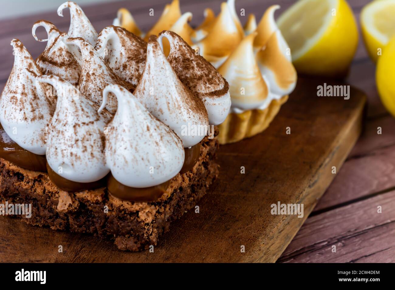 Primo piano con una deliziosa torta al cioccolato e una mini torta al limone. Foto Stock