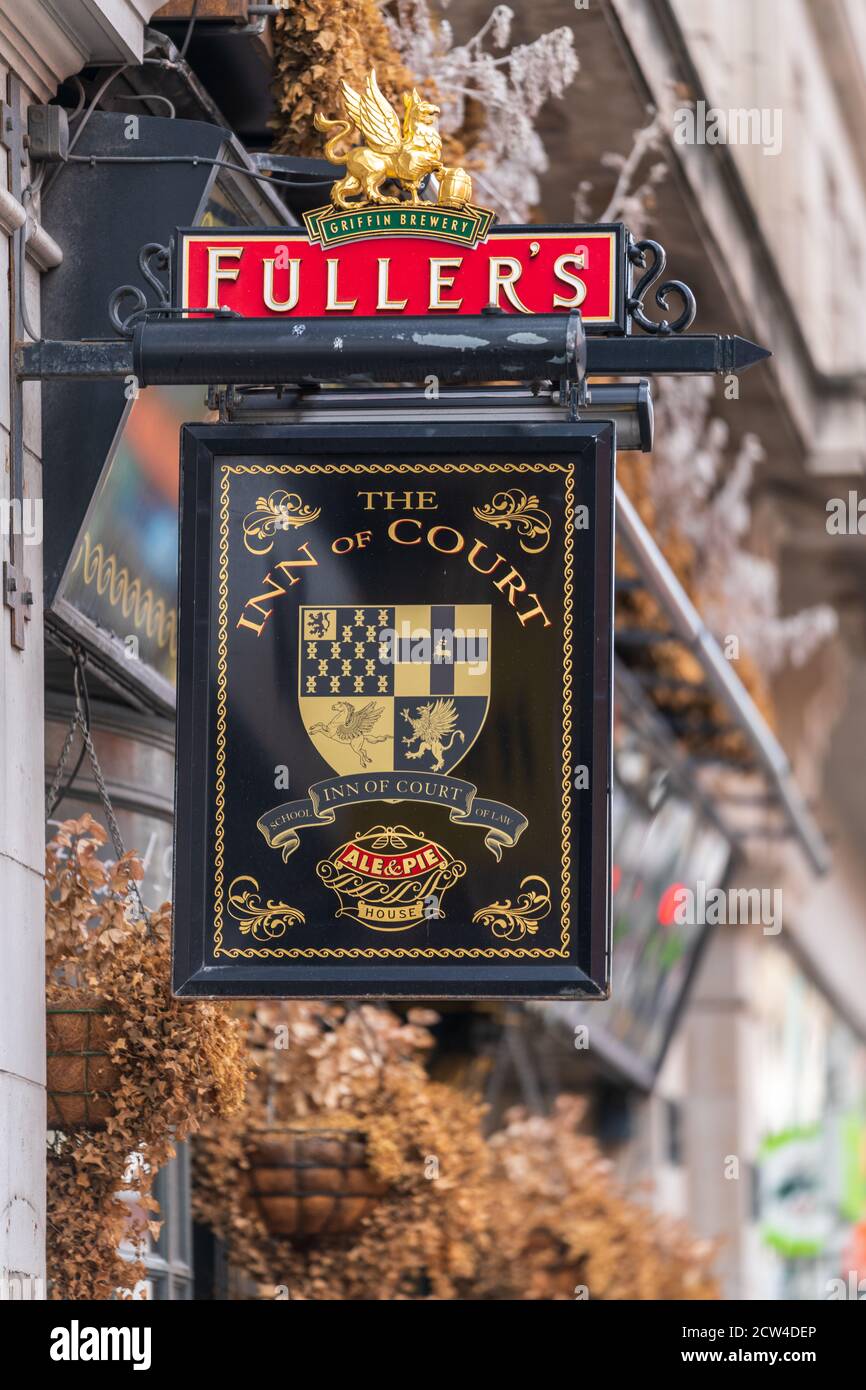 The Inn of Court Pub London - Pub Sign on The Inn of Court Pub. The Inn of Court è un pub Fullers di Holborn London, in un vecchio ufficio di Bailiff. Foto Stock