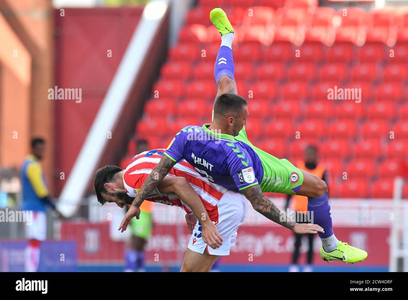 Jack Hunt (2) di Bristol City si scontra con Morgan Fox (3) di Stoke City nell'aria Foto Stock
