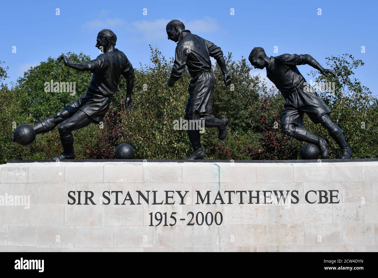 La statua CBE di Sir Stanley Matthews fuori dallo stadio Bet365 Foto Stock