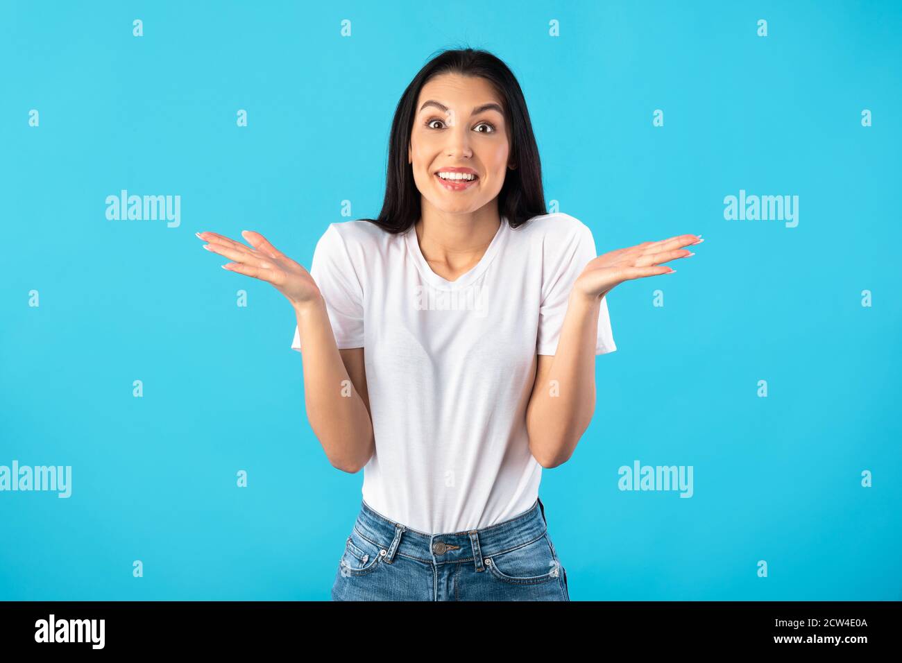 Confusa e perplessa giovane donna che si è sgombrata in studio Foto Stock