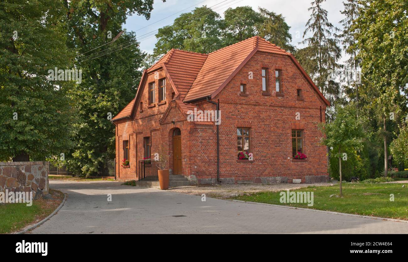 Vecchia casa in mattoni - presbiterio (Polonia) Foto Stock