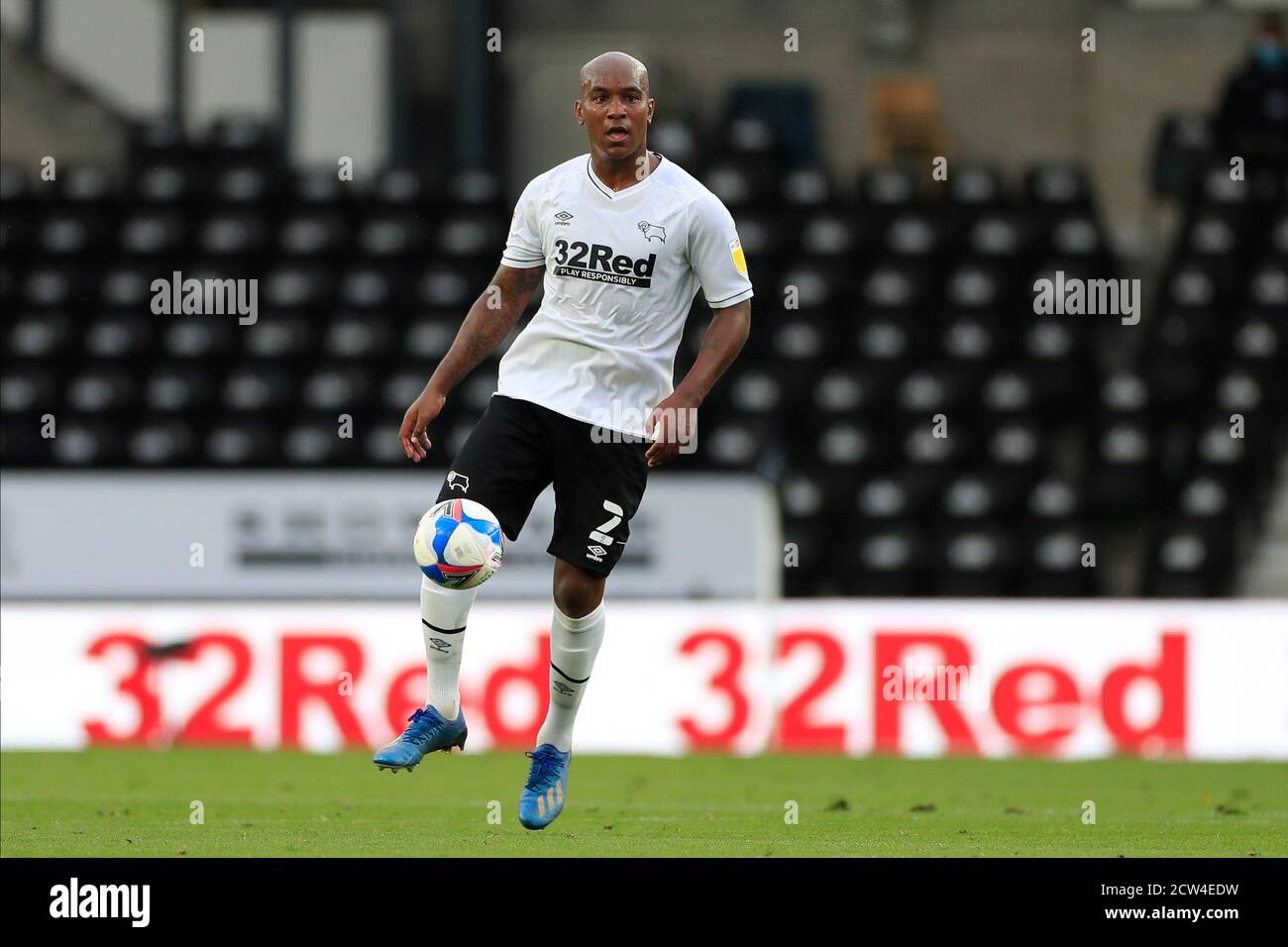 Andre Wisdom (2) di Derby County controlla la palla Foto Stock
