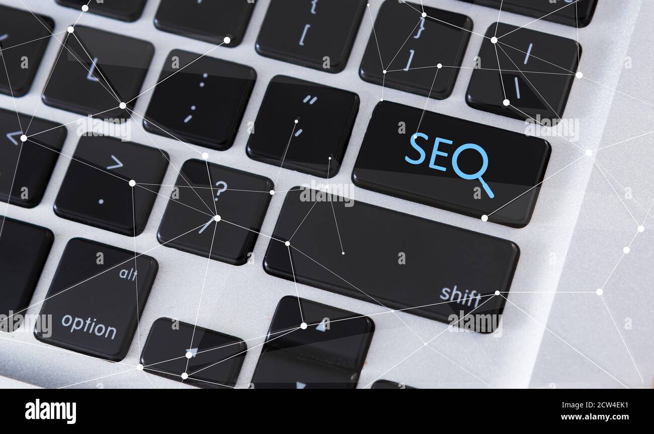 Keyword Seo sulla tastiera del notebook su sfondo bianco, collage, Closeup Foto Stock