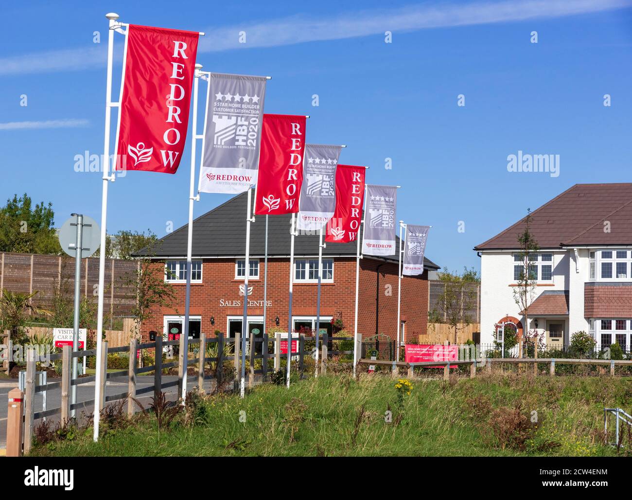 Moderno sviluppo di case ufficio vendite e case. Costruttori di Redrow. Allarmi Foto Stock