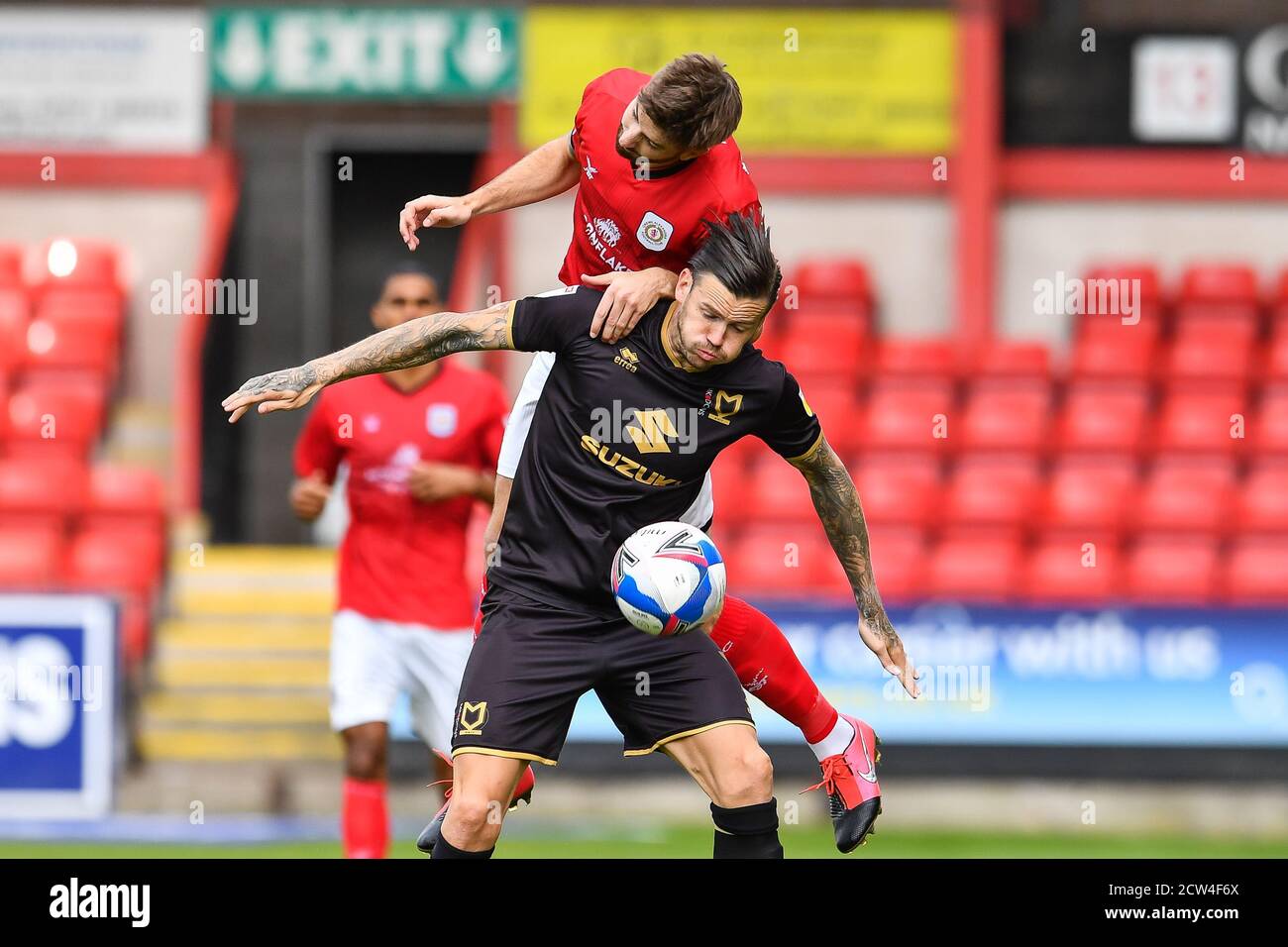 Ben Gladwin (7) di MK Dons sotto la pressione di Luca Murphy (28) di Crewe Alexandra Foto Stock