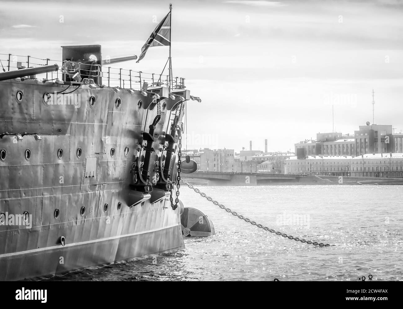 Cannoni a prua sull'incrociatore da battaglia "Aurora" costruito nel 19 ° secolo sul fiume Neva a San Pietroburgo, in tonalità di bianco e nero Foto Stock