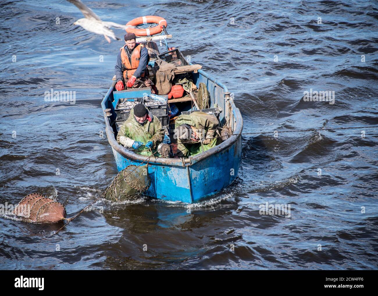 SAN PIETROBURGO, RUSSIA - 1 MAGGIO 2017: Pescatori professionisti pescano sul fiume Neva a San Pietroburgo Foto Stock