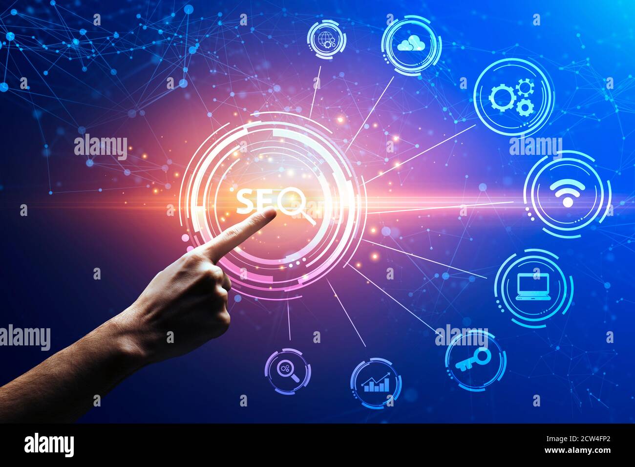 Premere a mano la parola chiave Seo sul pannello virtuale, sfondo blu, Collage Foto Stock
