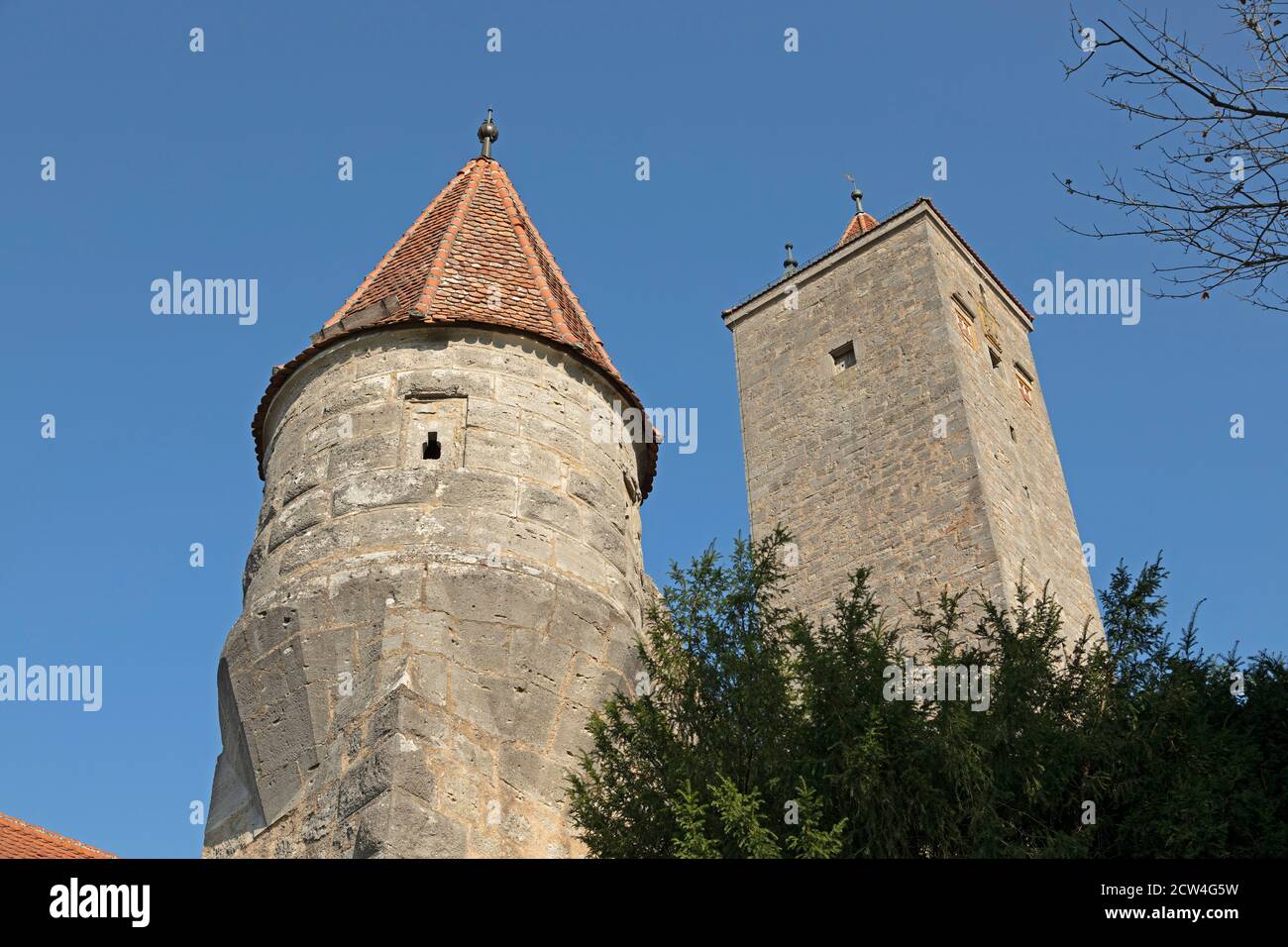 Burgturm e la torre d'angolo della porta del castello, la città vecchia, Rothenburg ob der Tauber, Franconia centrale, Baviera, Germania Foto Stock