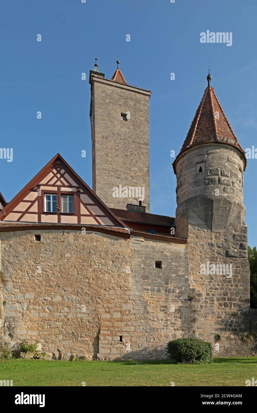 Burgturm e la torre d'angolo della porta del castello, la città vecchia, Rothenburg ob der Tauber, Franconia centrale, Baviera, Germania Foto Stock