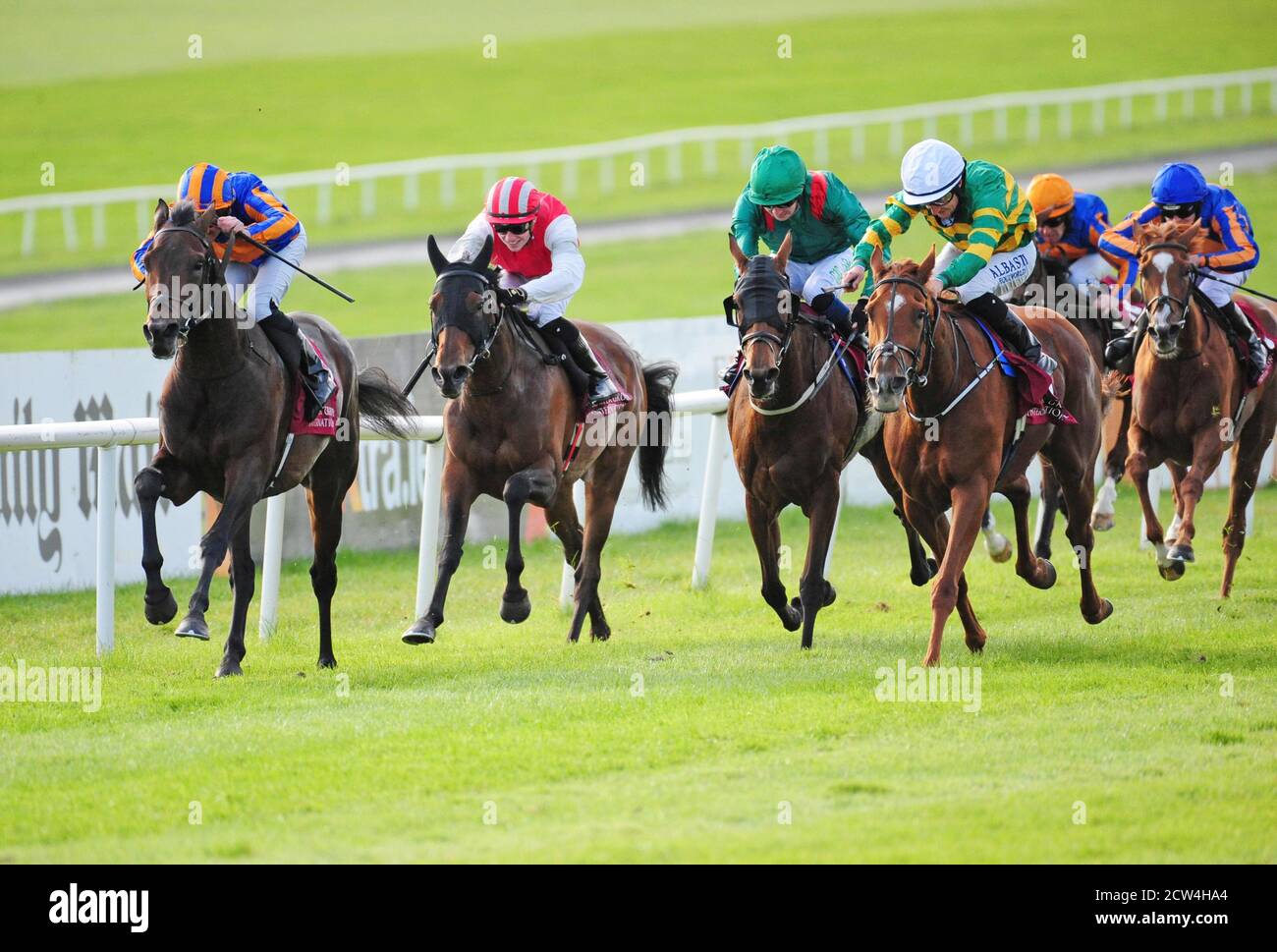 Dawn Patrol guidato da Seamus Heffernan (a sinistra) vince il Comer Group International Loughbrown Stakes durante il secondo giorno del Festival d'Autunno all'Ippodromo di Curragh. Foto Stock