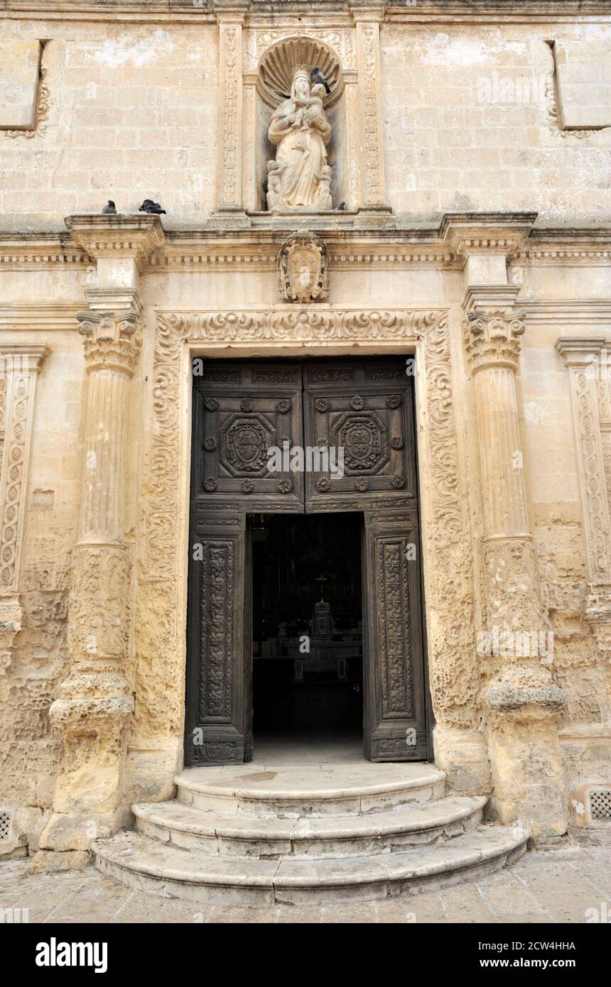 Italia, Basilicata, Matera, Museo archeologico Nazionale Domenico Ridola, chiesa di Santa Chiara, porta Foto Stock
