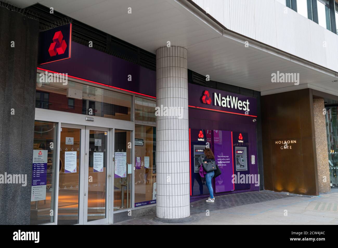 LONDRA, INGHILTERRA - 24 LUGLIO 2020: Filiale di NatWest sulla High Street a Holborn, Londra durante la pandemia di coronavirus COVID-19 - 050 Foto Stock