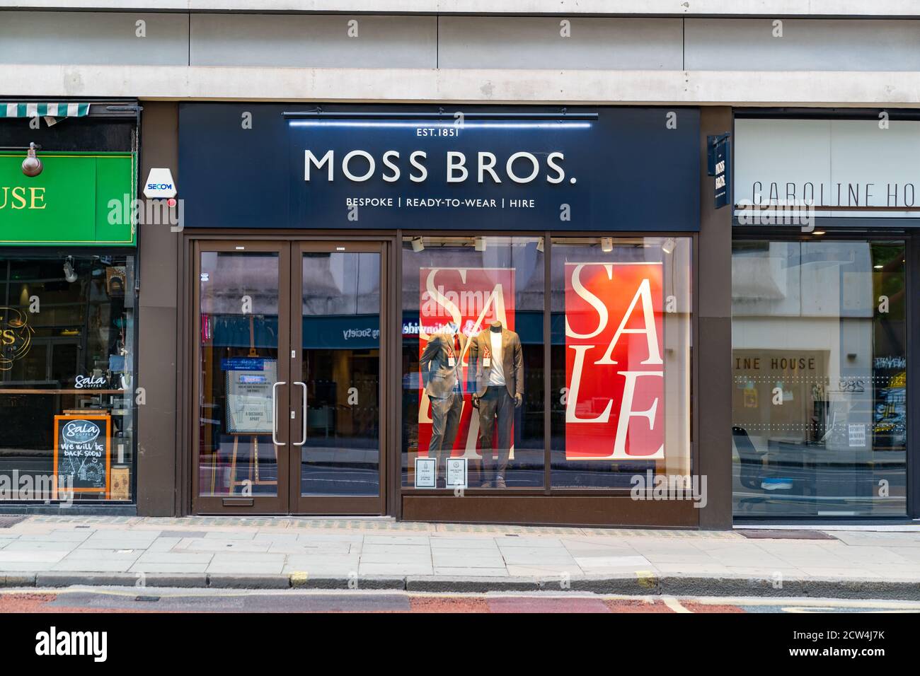 LONDRA, INGHILTERRA - 24 LUGLIO 2020: La filiale di abbigliamento maschile Moss Bros a Holborn, Londra ha chiuso durante la pandemia COVID-19 - 090 Foto Stock