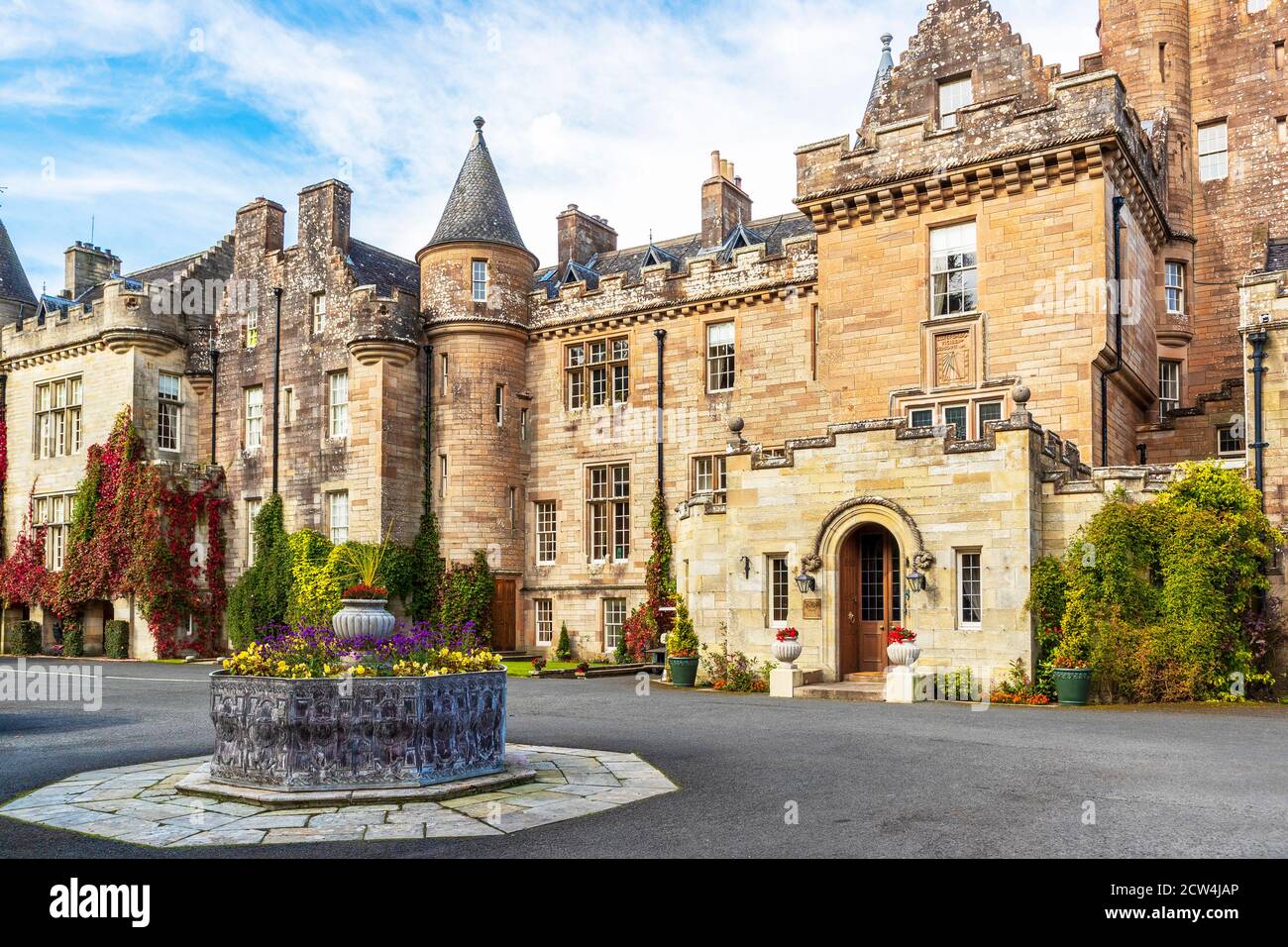 L'esterno del Glenapp Castle Hotel e la porta d'ingresso, Ballantrae, Ayrshire, Scozia, Regno Unito Foto Stock