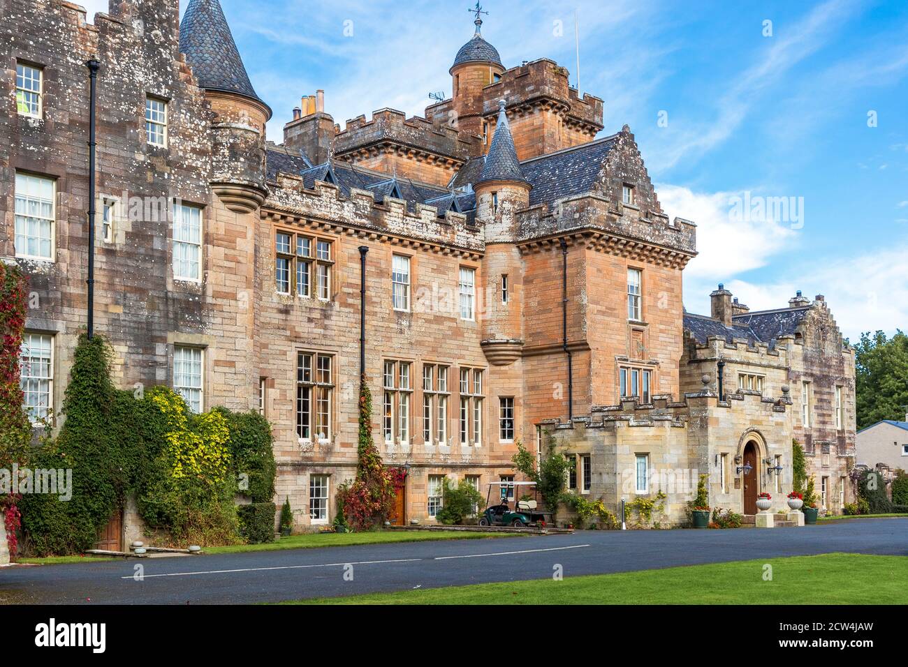 L'esterno del Glenapp Castle Hotel e la porta d'ingresso, Ballantrae, Ayrshire, Scozia, Regno Unito Foto Stock