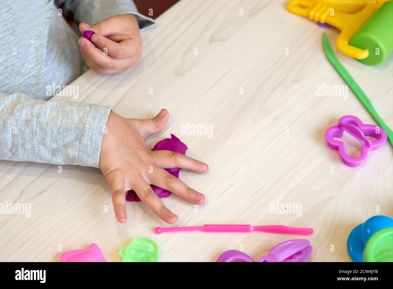 3 anni ragazza arti creative. Mani del bambino che giocano con plastilina di argilla colorata. Auto-isolamento Covid-19, formazione online, homeschooling. Bambina Foto Stock