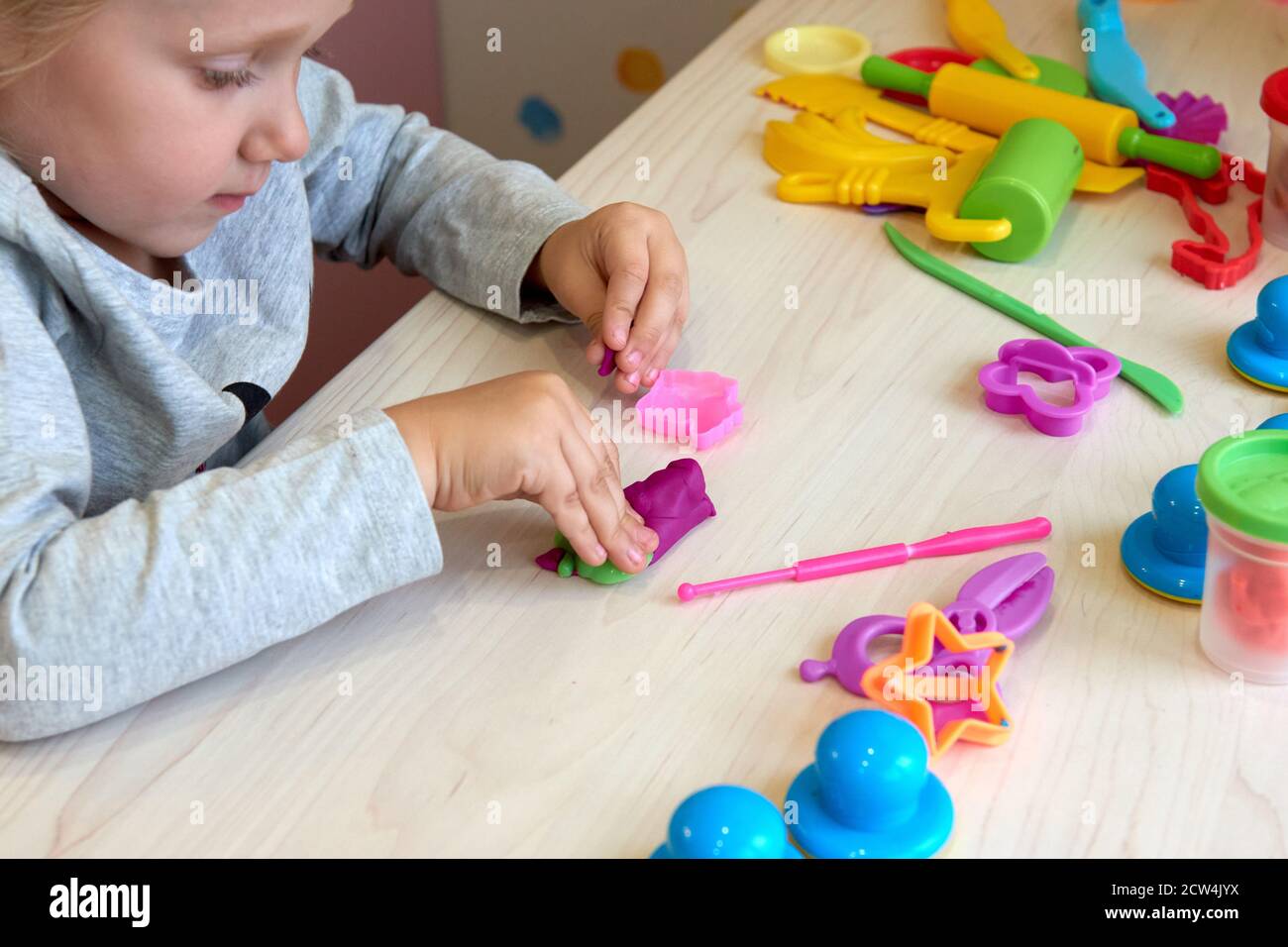 3 anni ragazza arti creative. Mani del bambino che giocano con plastilina di argilla colorata. Auto-isolamento Covid-19, formazione online, homeschooling. Bambina Foto Stock