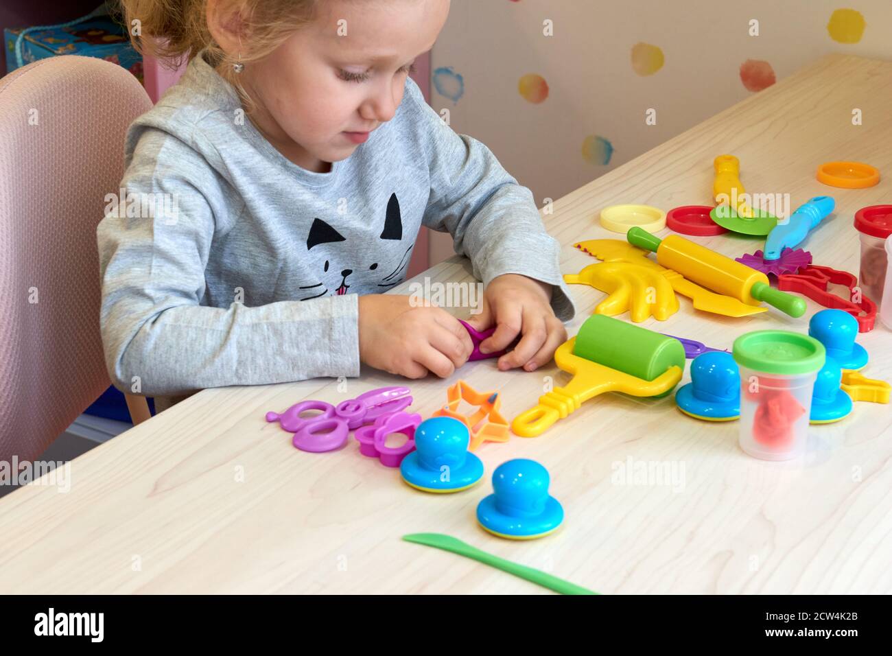 3 anni ragazza arti creative. Mani del bambino che giocano con plastilina di argilla colorata. Auto-isolamento Covid-19, formazione online, homeschooling. Bambina Foto Stock