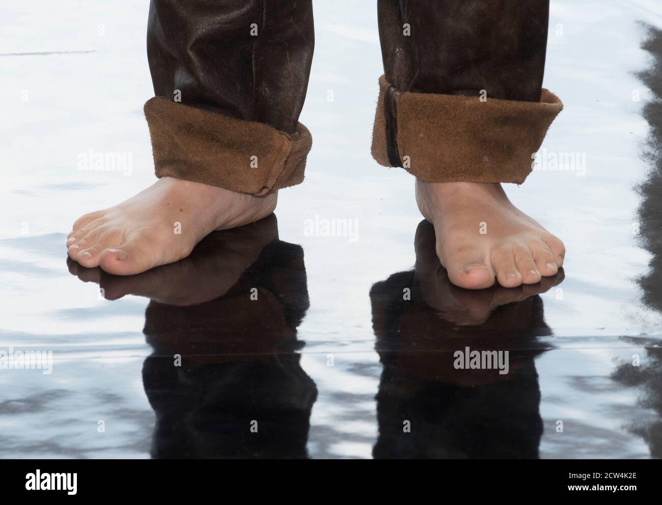 uomo a piedi nudi, persona senza scarpe e calzini sui loro piedi Foto stock  - Alamy