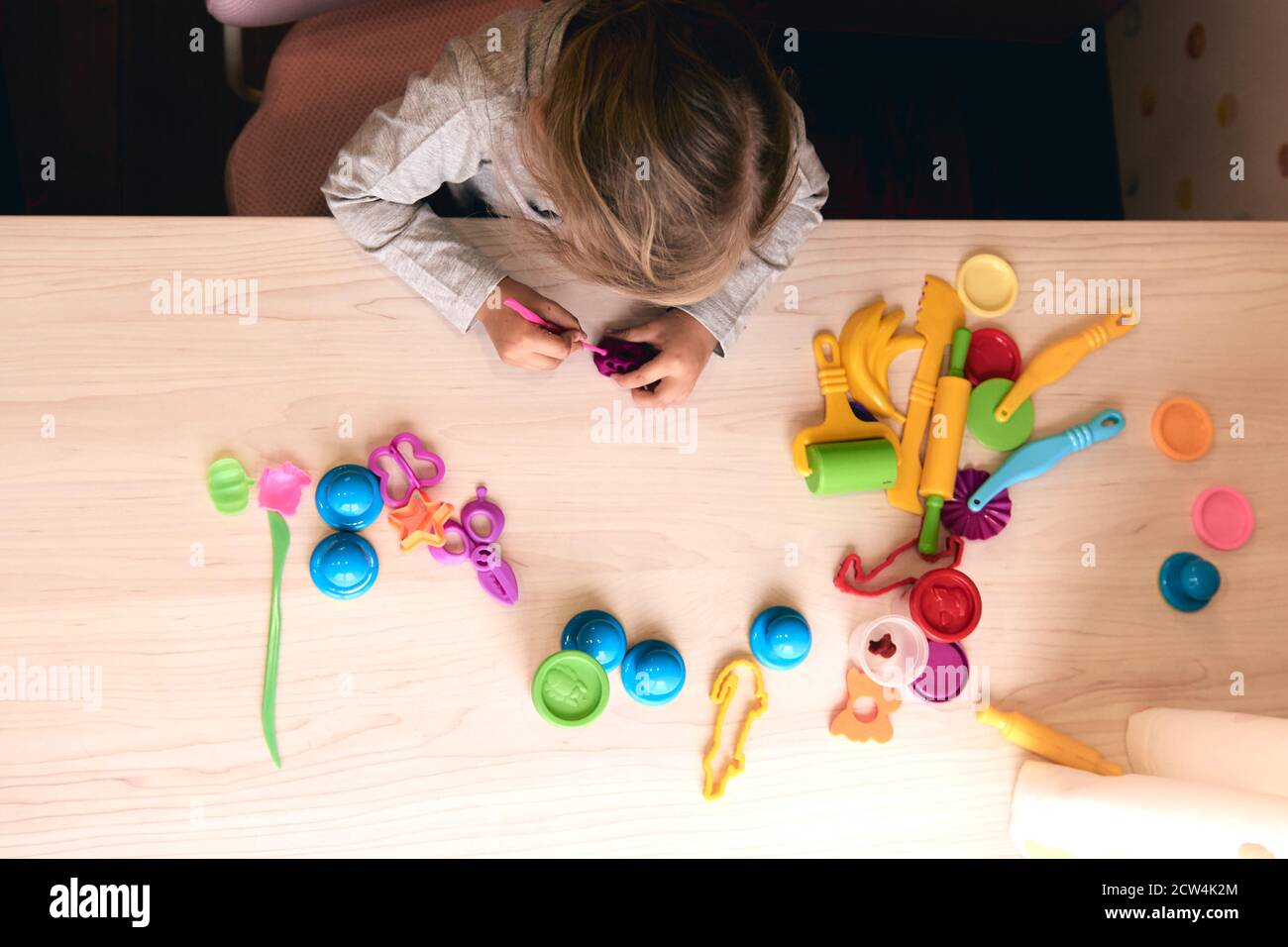 3 anni ragazza arti creative. Mani del bambino che giocano con plastilina di argilla colorata. Auto-isolamento Covid-19, formazione online, homeschooling. Bambina Foto Stock