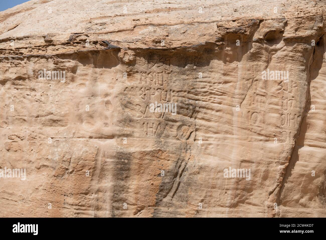 Giordania, Petra (UNESCO) antiche incisioni lungo le pareti rocciose vicino alla strada d'ingresso al Siq. 1.2 km di lunghezza gola naturale e l'ingresso nell'antica Nabataean Foto Stock