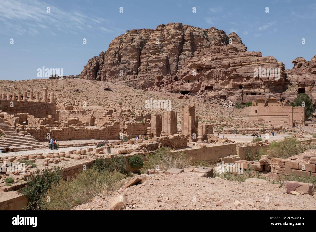 Jordan, Petra (Unesco) colonnaded Street, con il complesso del Grande Tempio in lontananza. Foto Stock