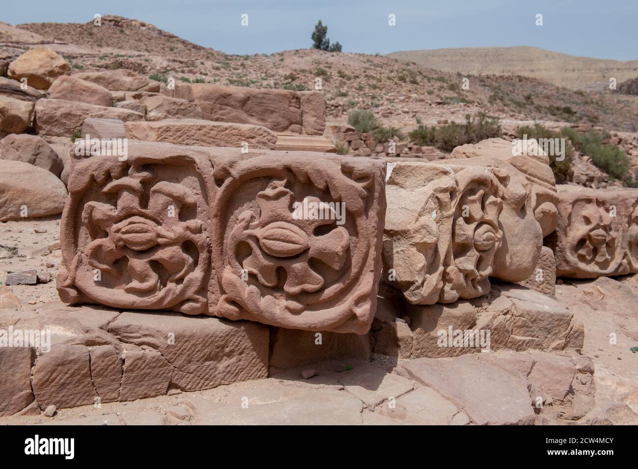 Giordania, Petra (UNESCO) Dettaglio di antica pietra scolpita lungo La Strada Colonnata. Foto Stock