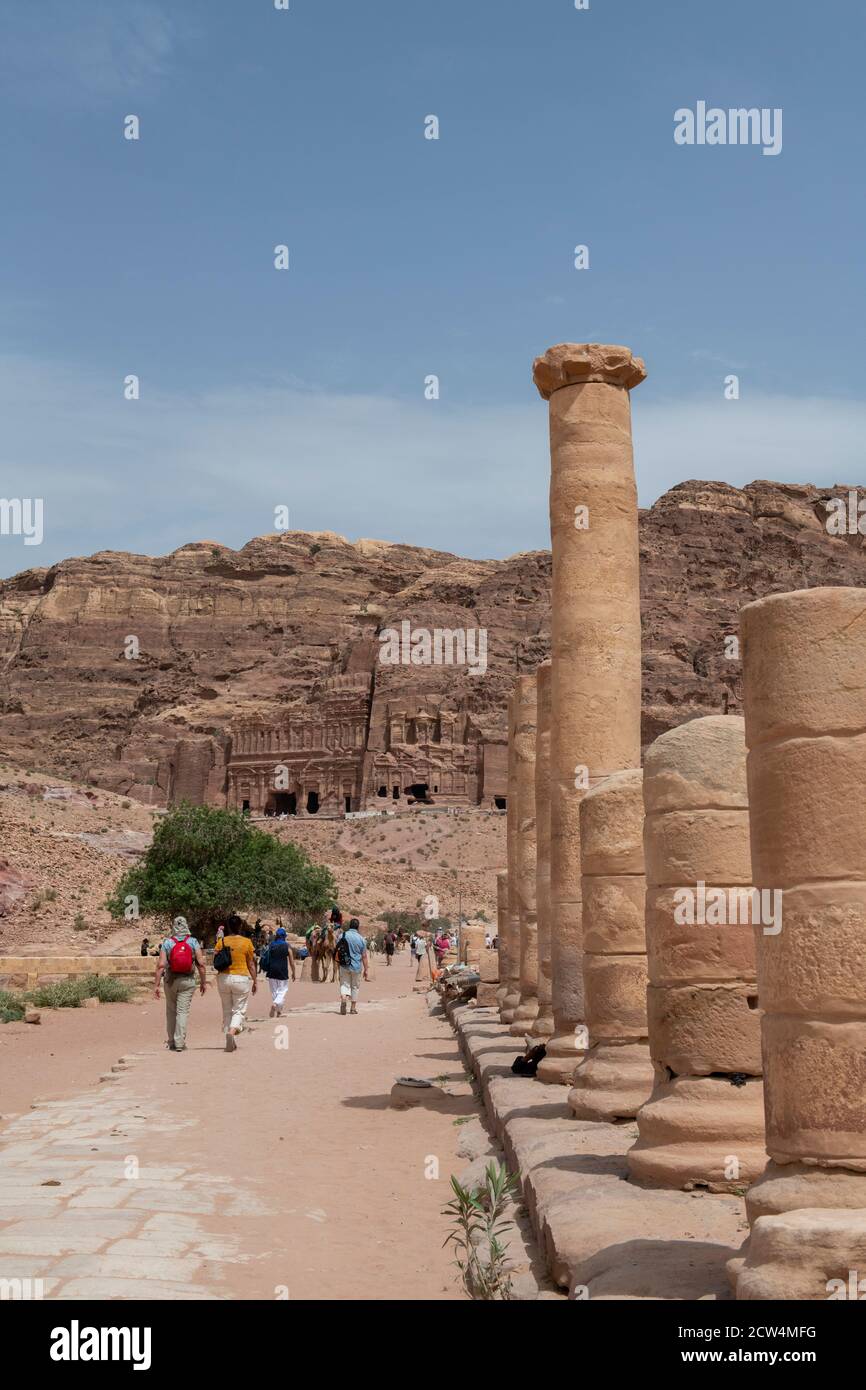 Jordan, Petra (Unesco) colonnaded Street, con le Tombe reali in lontananza. Foto Stock