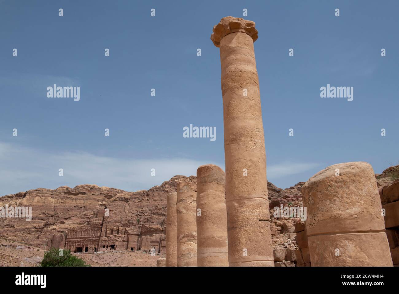 Jordan, Petra (Unesco) colonnaded Street, con le Tombe reali in lontananza. Foto Stock