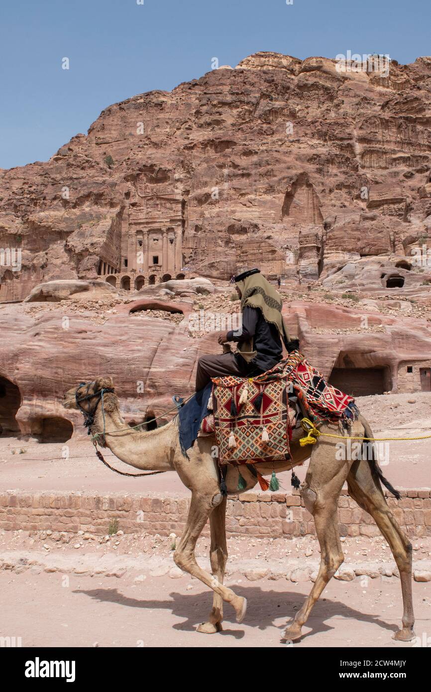 Jordan, Petra (UNESCO) Camel di fronte alle Tombe reali. Foto Stock