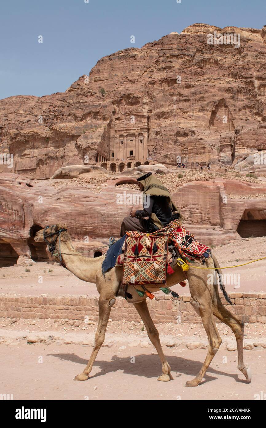 Jordan, Petra (UNESCO) Camel di fronte alle Tombe reali. Foto Stock