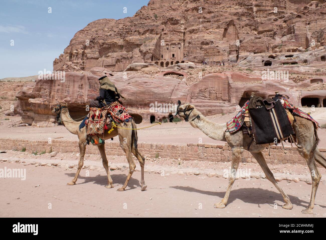 Jordan, Petra (UNESCO) Camel di fronte alle Tombe reali. Foto Stock