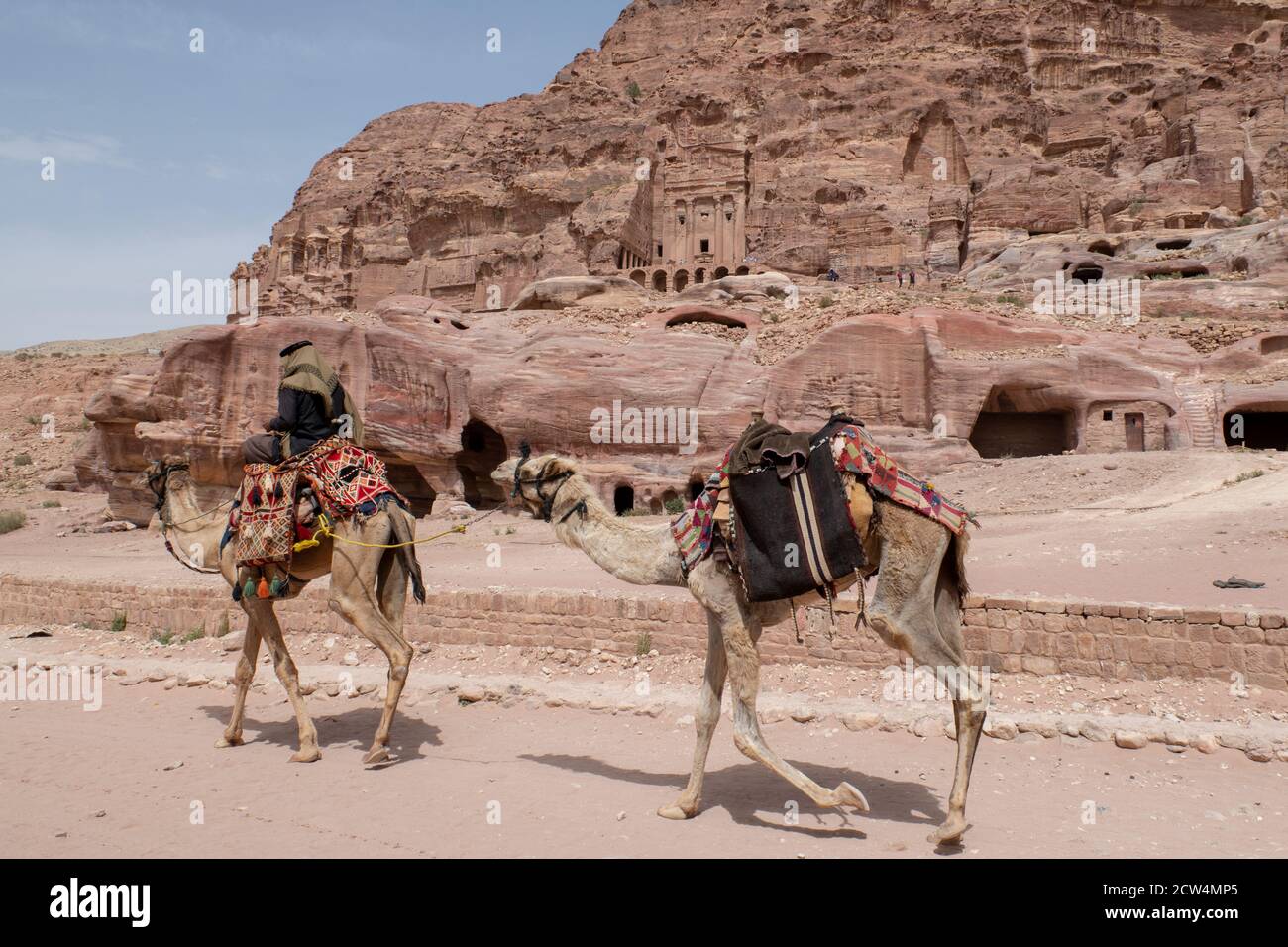 Jordan, Petra (UNESCO) Camel di fronte alle Tombe reali. Foto Stock